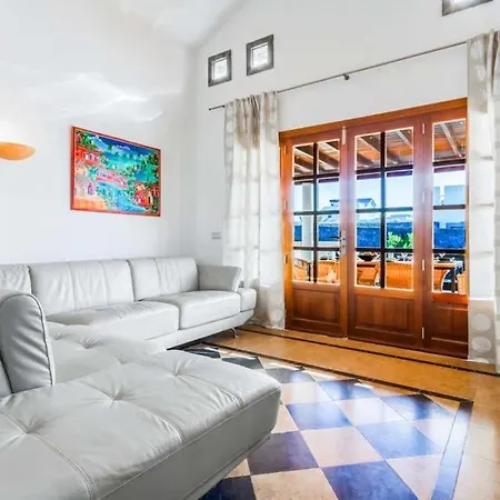 Villa In Playa Blanca Sleeps 6 With Pool Air Con And Wifi Playa Blanca (Lanzarote)